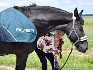 BEMER Pferdedecke im Einsatz, Pferd ARAMIS, Hannah Beate König, BEMER Partnerin